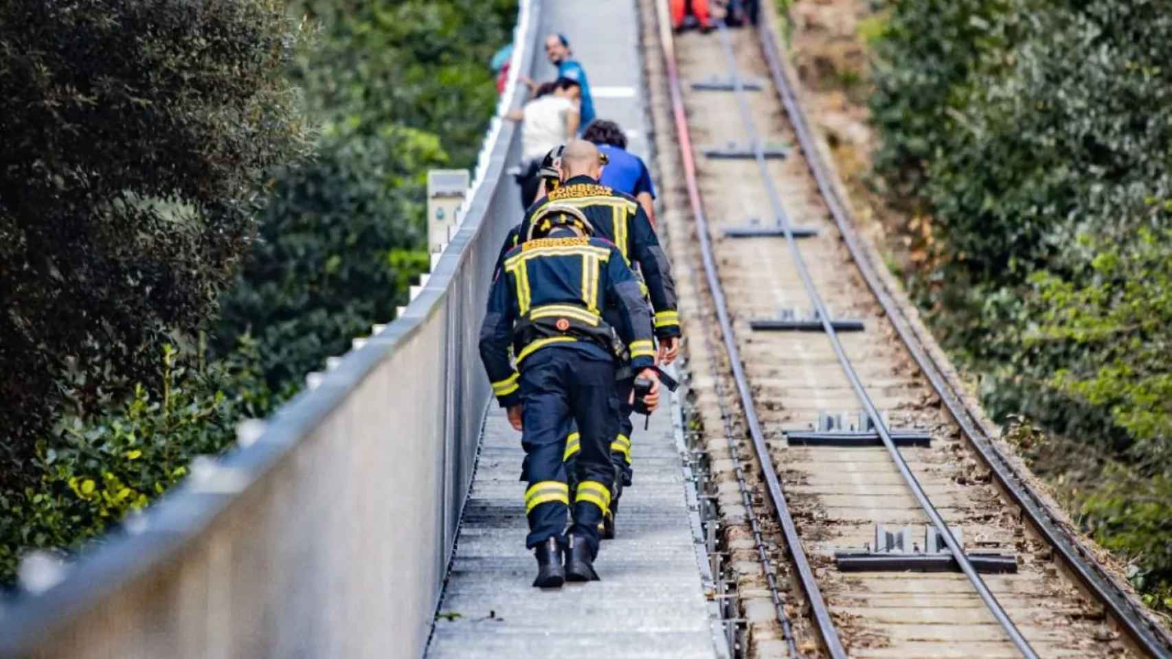 Bomberos durante la carrera / GENCAT