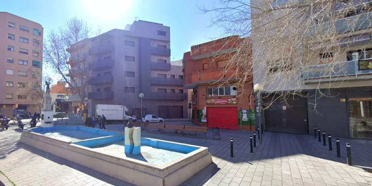 La plaza donde ha tenido lugar la agresión al mosso en Sant Adrià / GOOGLE MAPS