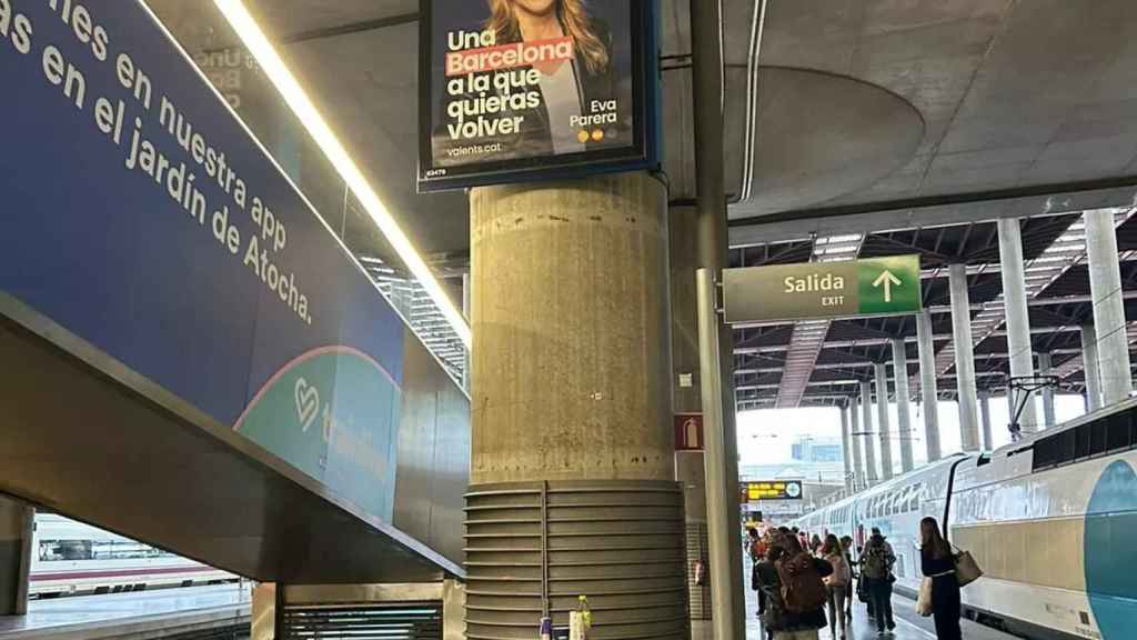 Cartel electoral de Valents en la estación de Atocha, en Madrid / VALENTS