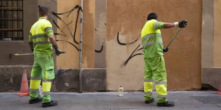 Equipo de limpieza de pintadas en Barcelona / AJ BCN