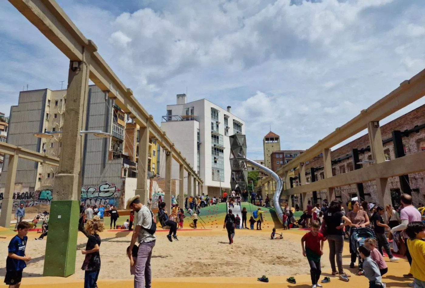 El tobogán en el nuevo parque de Can Batlló / AYUNTAMIENTO DE BARCELONA