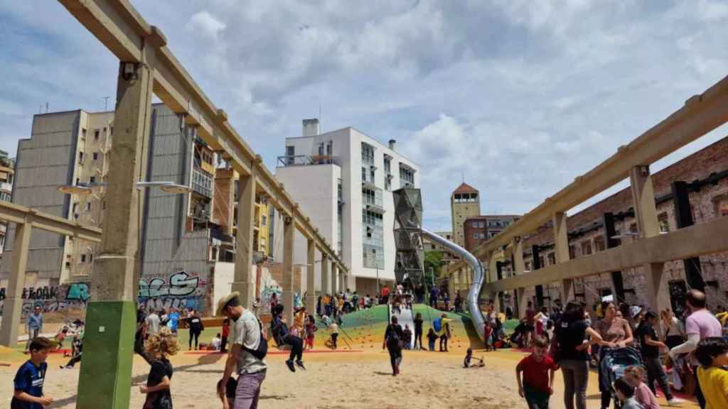 El tobogán en el nuevo parque de Can Batlló