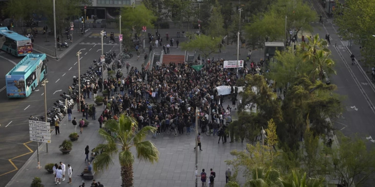 Manifestantes pro-okupación en la plaza de Universitat / LUIS MIGUEL AÑÓN