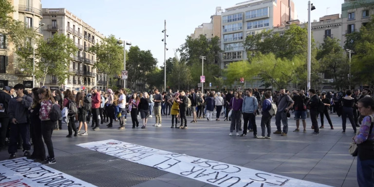 Pancartas y manifestantes pro-okupación en la plaza de Universitat / LUIS MIGUEL AÑÓN