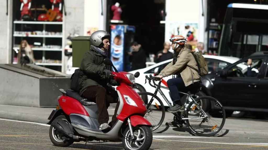 Un motorista y un ciclista en circulación / EUROPA PRESS