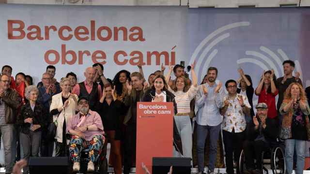 Colau junto a concejales y simpatizantes en plaza Catalunya / EUROPA PRESS