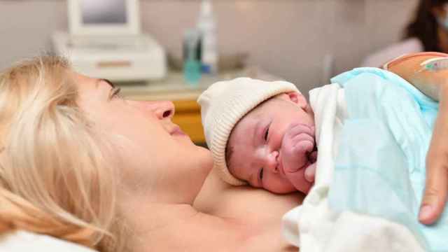 Un recién nacido sobre el pecho de su madre / QUIRÓNSALUD