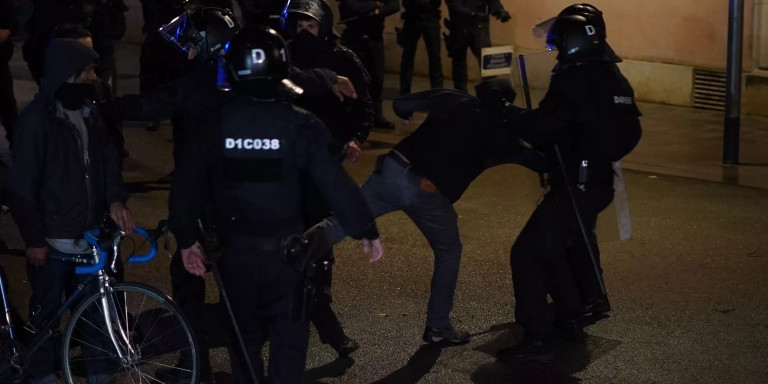 Detenciones durante la manifestación en contra de desokupa en el Raval / SIMÓN SÁNCHEZ