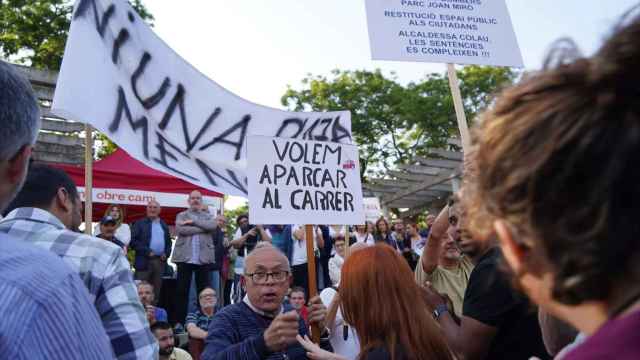 Varios manifestantes boicotean el cierre de campaña de Ada Colau en el Parque de Sant Martí / GALA ESPÍN