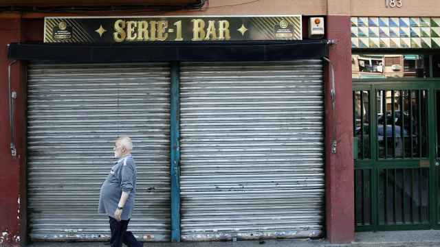 Exterior del bar de Badalona donde se produjo el tiroteo / ANDREU DALMAU - EFE