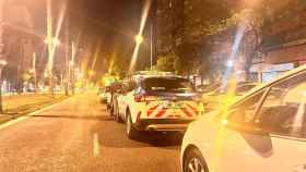 Un coche de los mossos en el exterior del Serie1 Bar donde ha tenido lugar el crimen en Badalona / ÁNGELA VÁZQUEZ