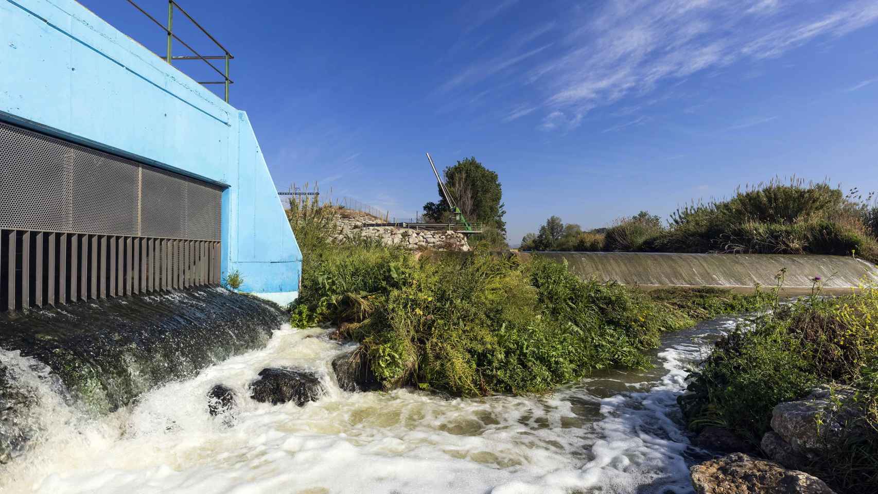 Punto del río Llobregat, a la altura de Molins de Rei, donde se aporta agua regenerada  / AIGÜES DE BARCELONA