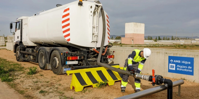 Un camión cisterna de Aigües de Barcelona distribuye agua regenerada AIGÜES DE BARCELONA