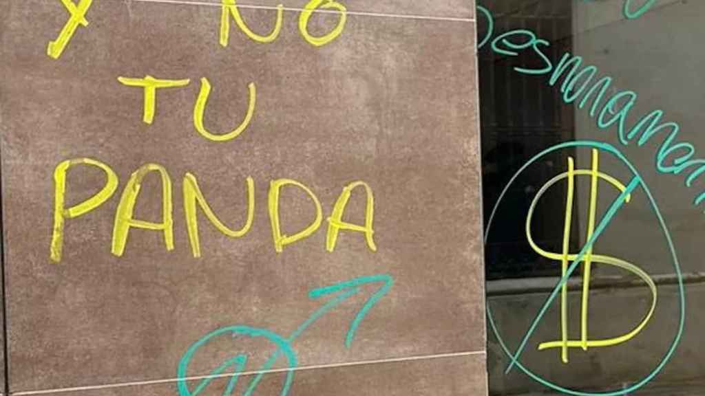 Pintadas en la casa de la candidata socialista Marta Farrés / PSC SABADELL