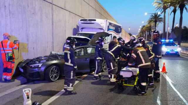 Bomberos de Barcelona trabajando en el accidente de la ronda de Litoral / TWITTER @BCN_BOMBERS