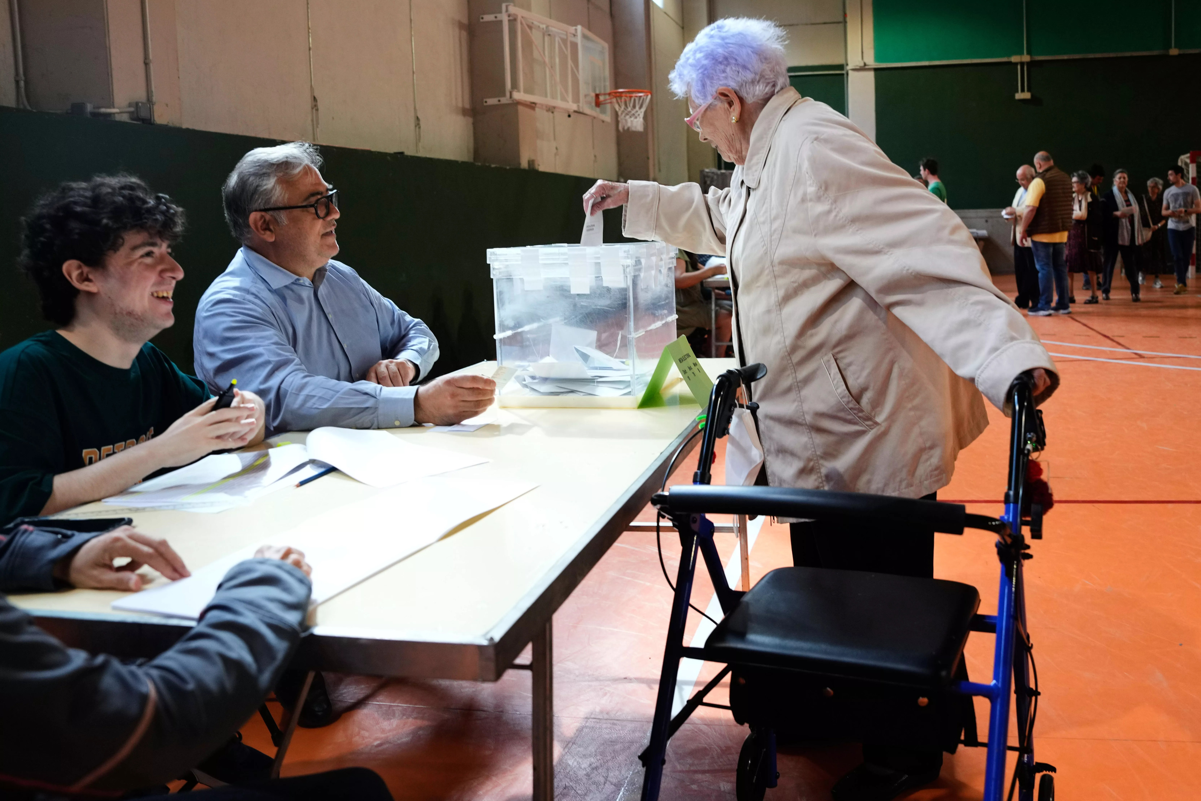 Una mujer votando en un colegio electoral de Barcelona / EFE