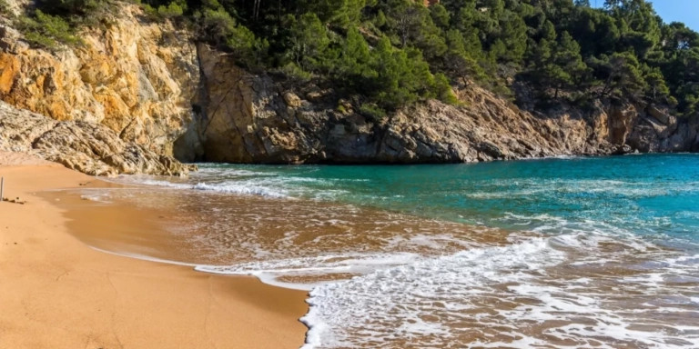 La Cala Pola / SHUTTERSTOCK PERE SANZ