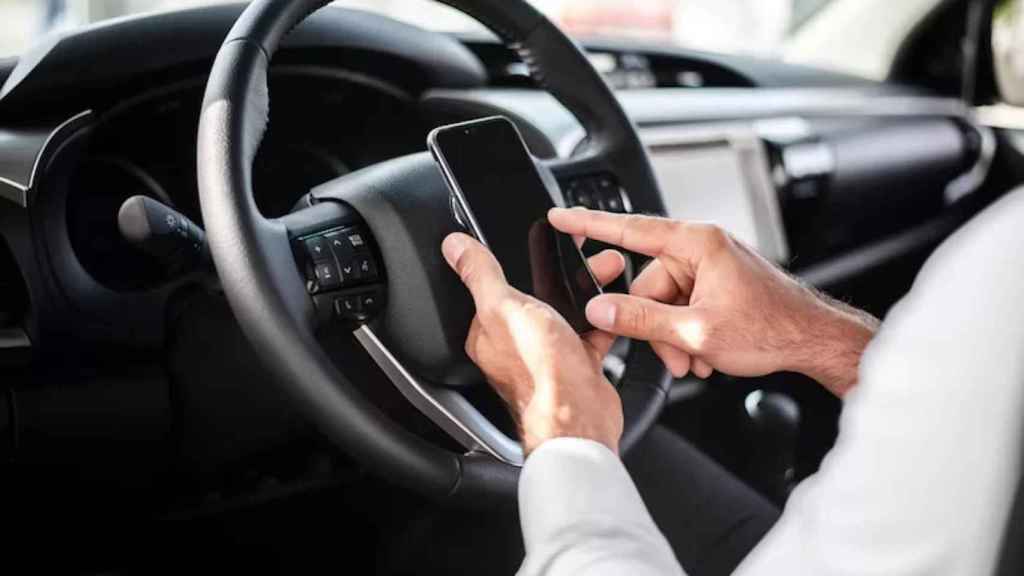 Uso del móvil frente al volante de un coche