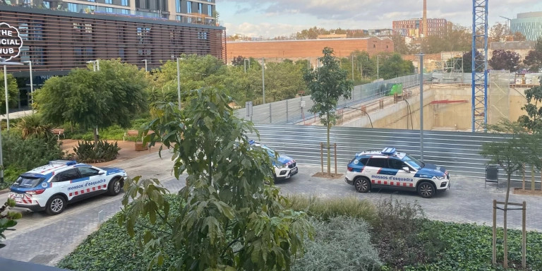 Coches de los mossos fuera del establecimiento / CEDIDA