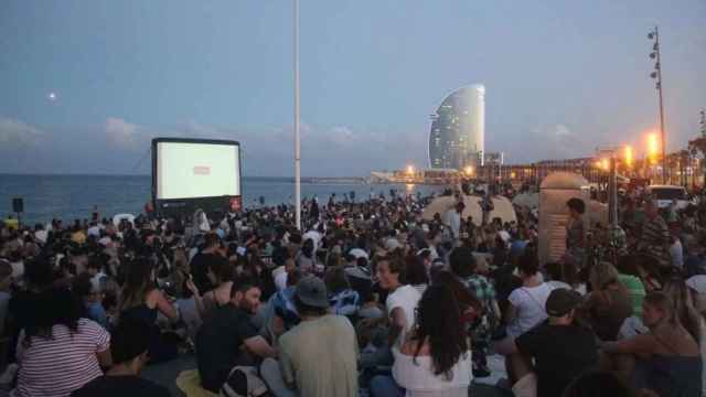 Cine al aire libre en la playa de Sant Sebastià en una edición anterior