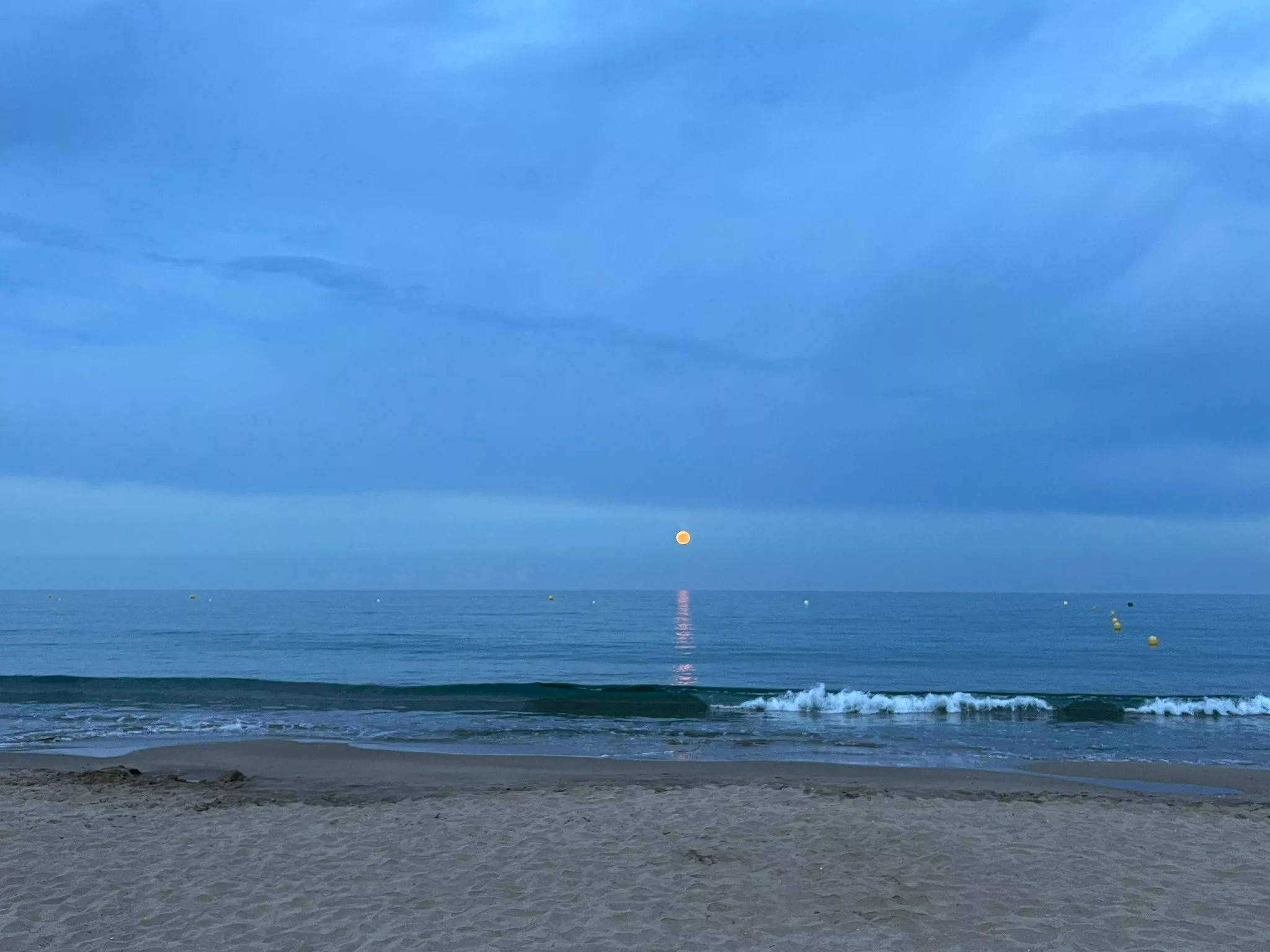 La superluna rosa vista desde la playa de Sitges / CEDIDA