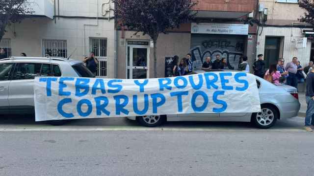 Los aficionados del Espanyol protestan contra Tebas y Roures en los aledaños del RCDE Stadium / CEDIDA