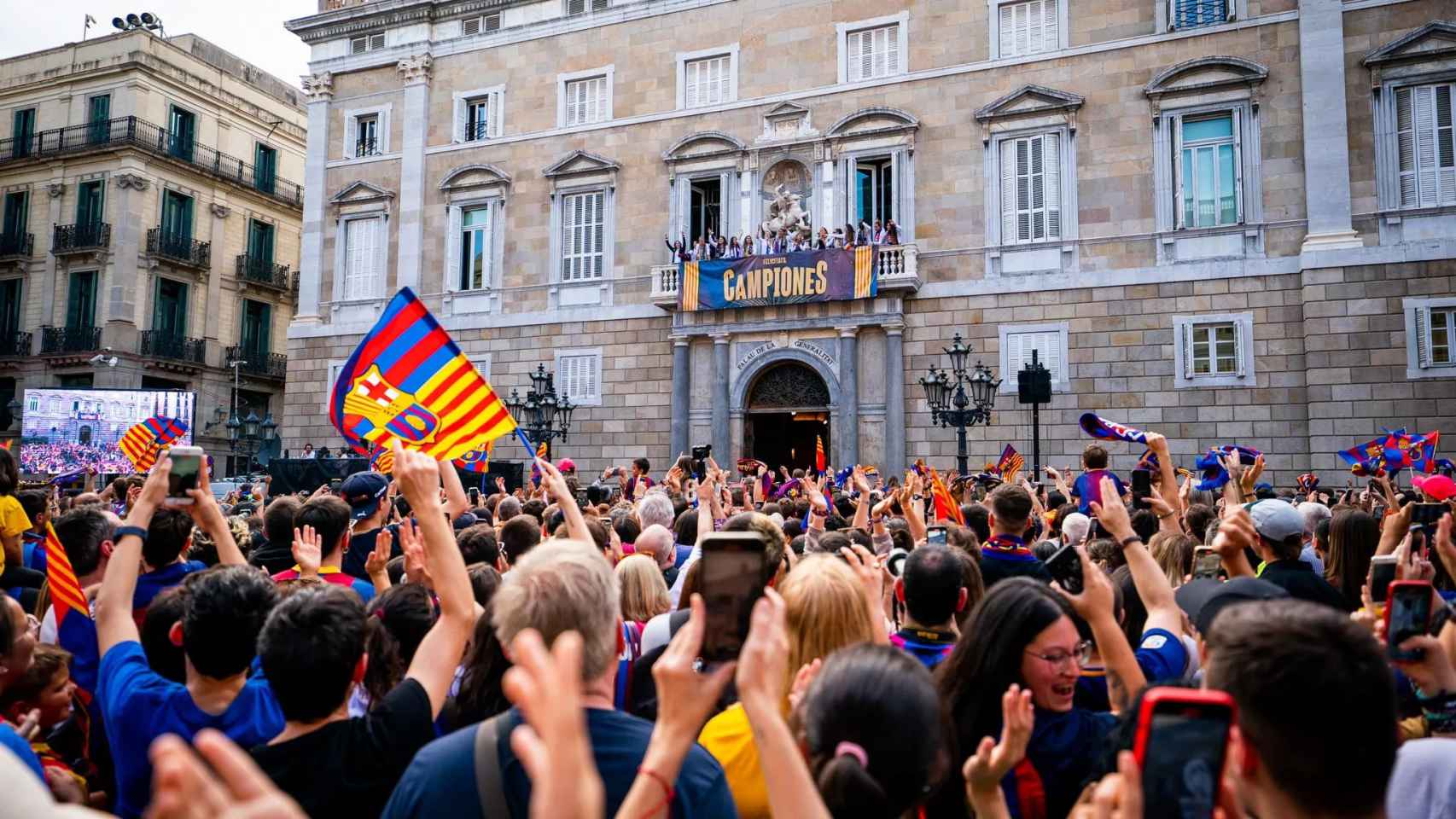 Multitud de personas en la plaza Sant Jaume durante la celebración de la Champions femenina del FCB / FCB