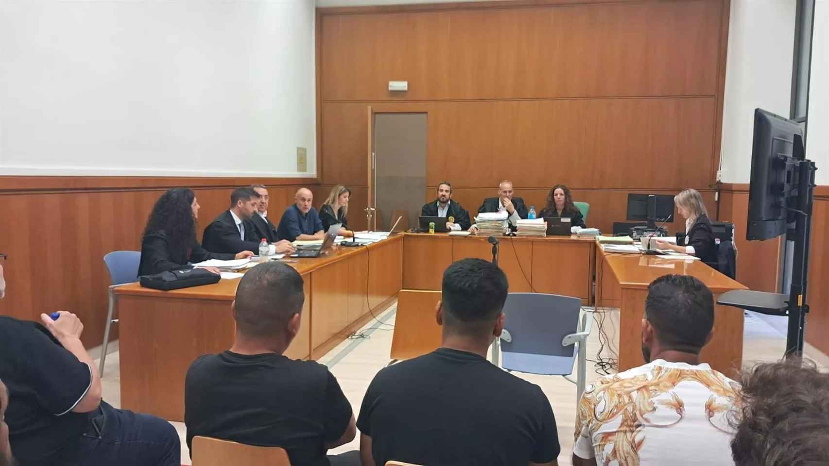 La Audiencia de Barcelona juzga a cuatro hombres acusados de intentar asesinar a otro en 2020 quemándolo vivo en un piso de Ciutat Vella / EP
