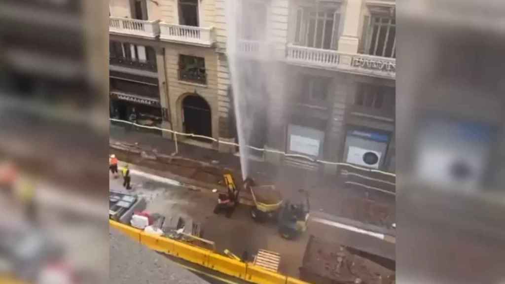 Fuga de agua en la vía Laietana de Barcelona / CEDIDA