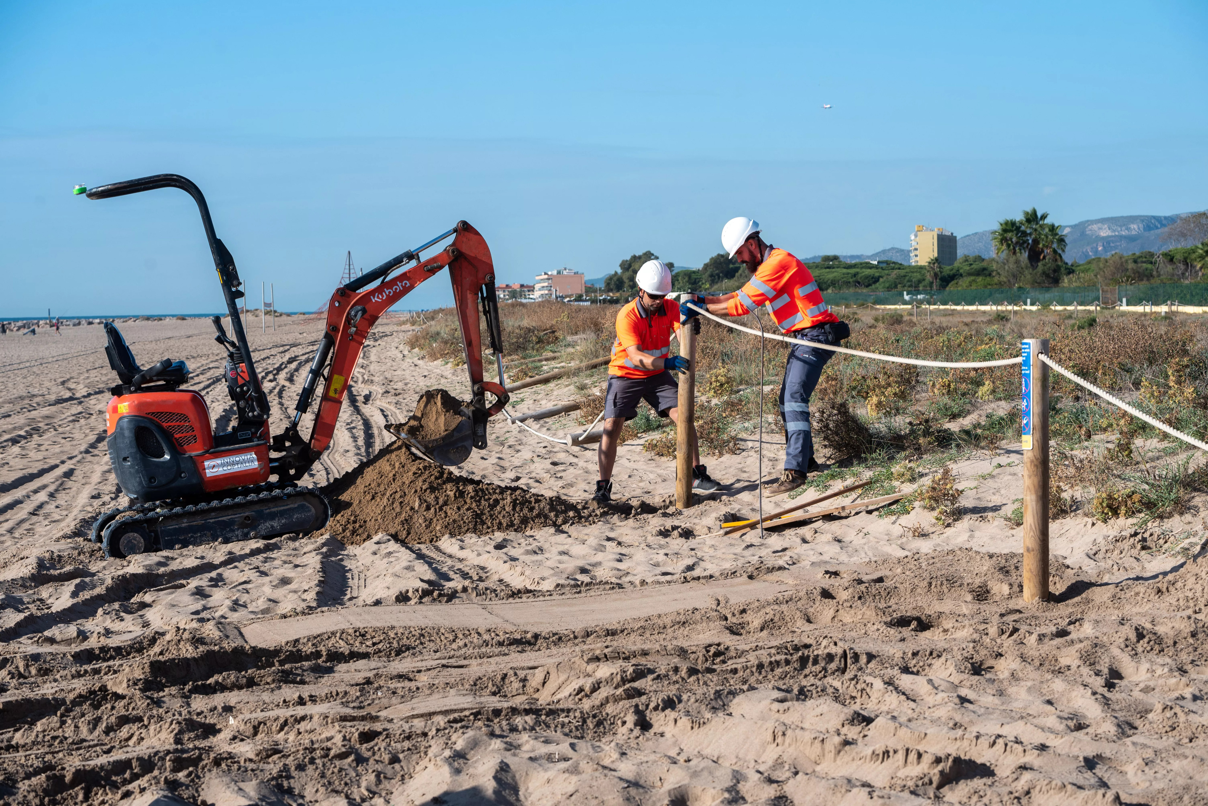 Trabajos de mantenimiento en las playas metropolitanas de Barcelona / AMB