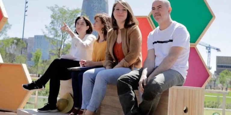 Eloi Badia (1d) y Janet Sanz (2d) con la alcaldesa Ada Colau (i), en un acto de Barcelona en Comú / CG