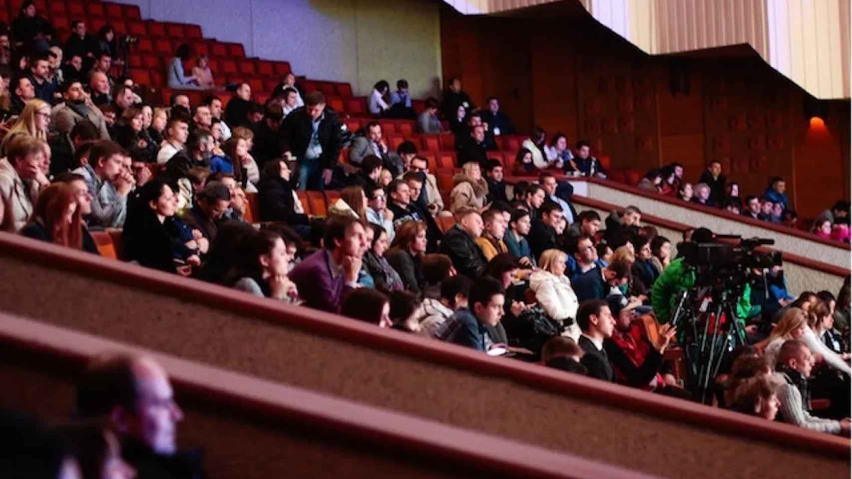 Publico atento en un congreso