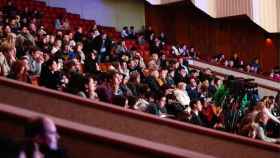 Publico atento en un congreso