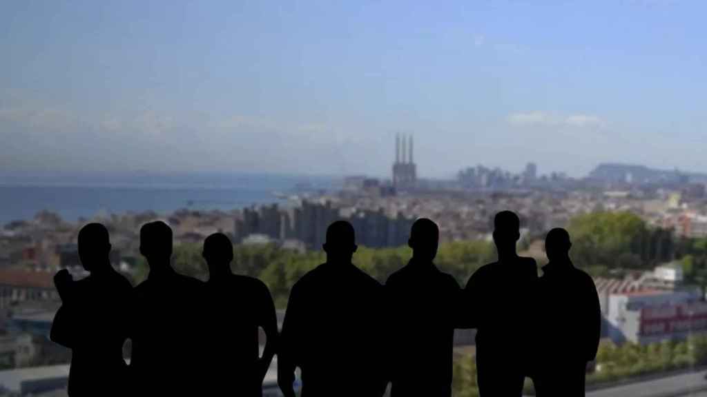 Fotomontaje con Badalona de fondo y un grupo de jóvenes al frente / METRÓPOLI