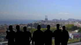 Fotomontaje con Badalona de fondo y un grupo de jóvenes al frente / METRÓPOLI