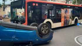 Un coche volcado en un accidente en Nou Barris (Barcelona) / BOMBERS DE BARCELONA