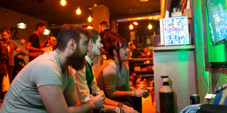 Jóvenes jugando en el interior del bar Meltdown de Barcelona / BAR MELTDOWN