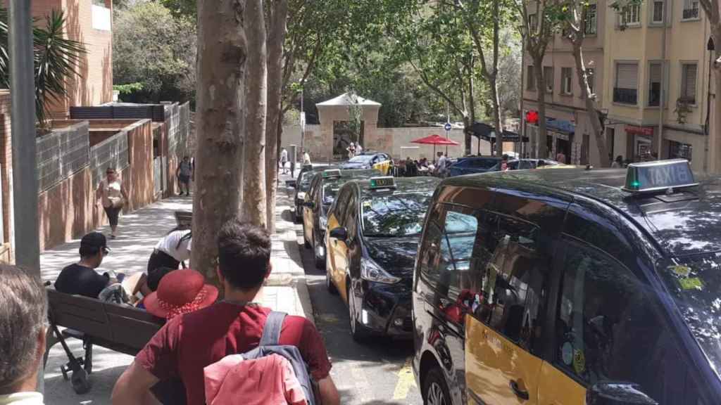 Taxis en la parada de la rambla Mercedes / CONSELL TURÓ DE LA ROVIRA