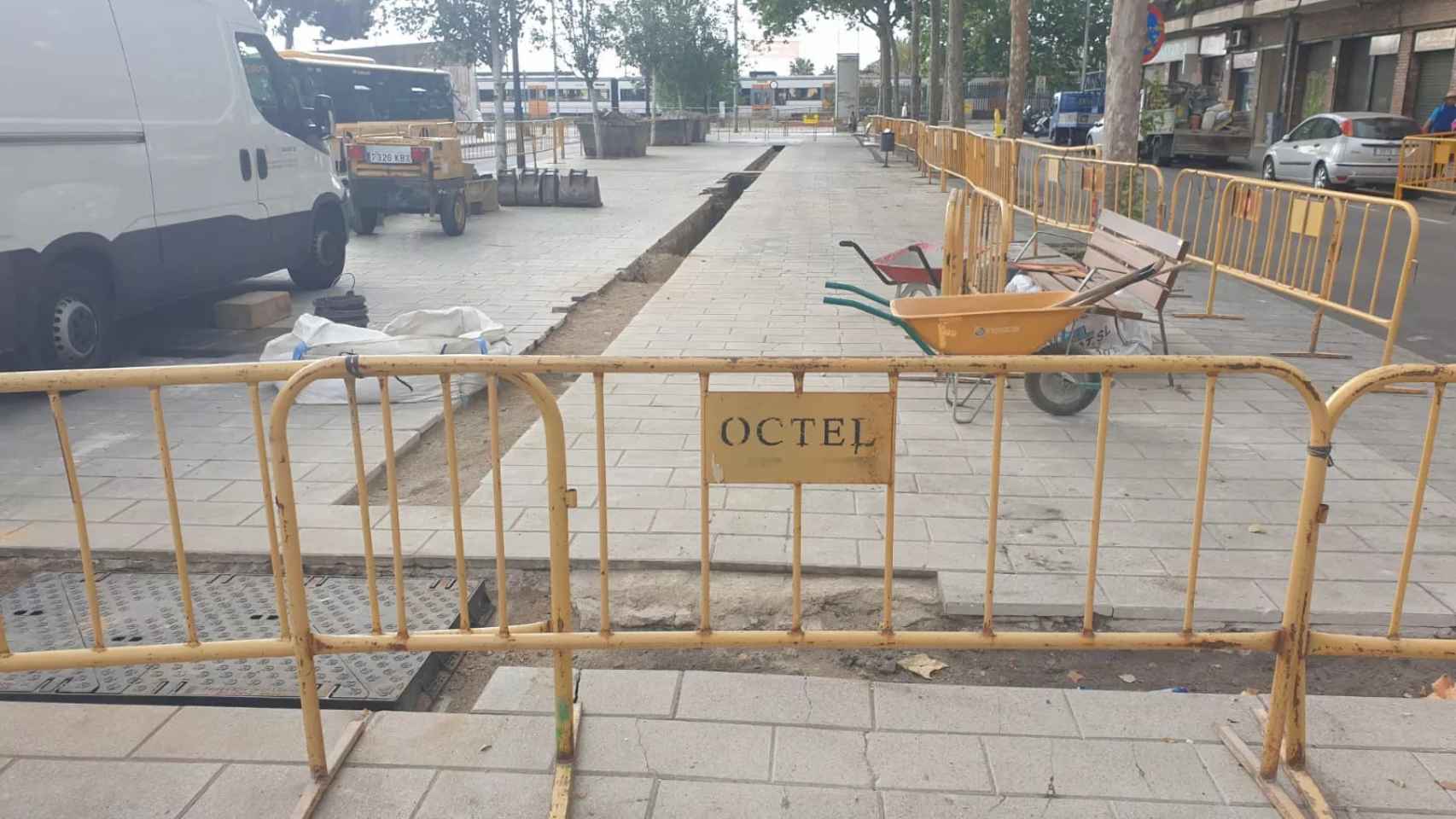 El suelo levantado por las obras en la avenida de la Platja / METRÓPOLI