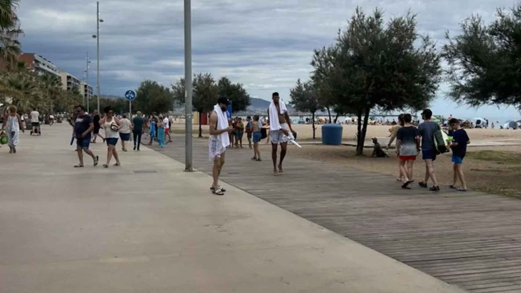 Jugadores del Real Madrid de baloncesto en la playa del Coco de Badalona / CEDIDA