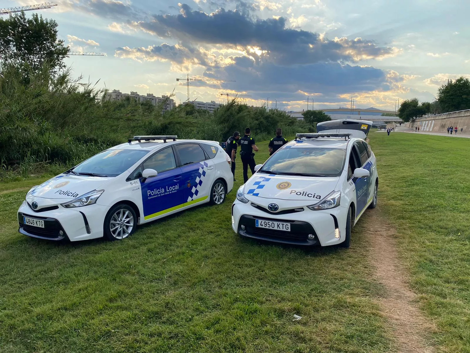 Dos coches de la Policía Local de Sant Adrià en el río Besòs / ARCHIVO