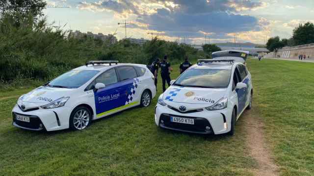 Dos coches de la Policía Local de Sant Adrià en el río Besòs / ARCHIVO