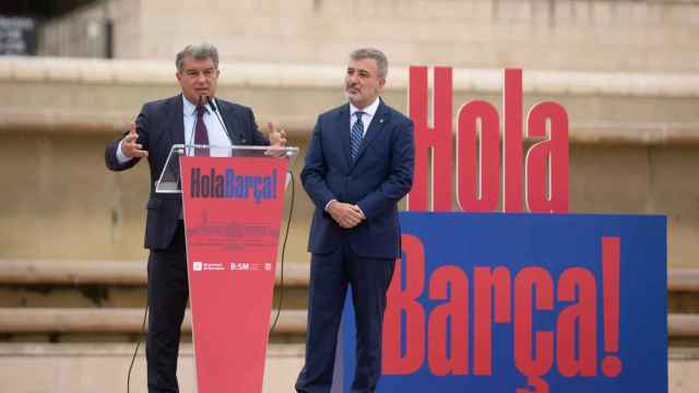 El presidente del FC Barcelona, Joan Laporta, junto al exprimer teniente de alcalde de Barcelona, Jaume Collboni, tras formalizar el acuerdo para que el equipo compita en Montjuïc / EUROPA