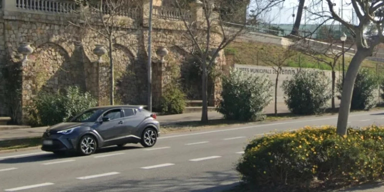 Un vehículo circula en la avenida de Francesc Ferrer i Guàrdia / MAPS