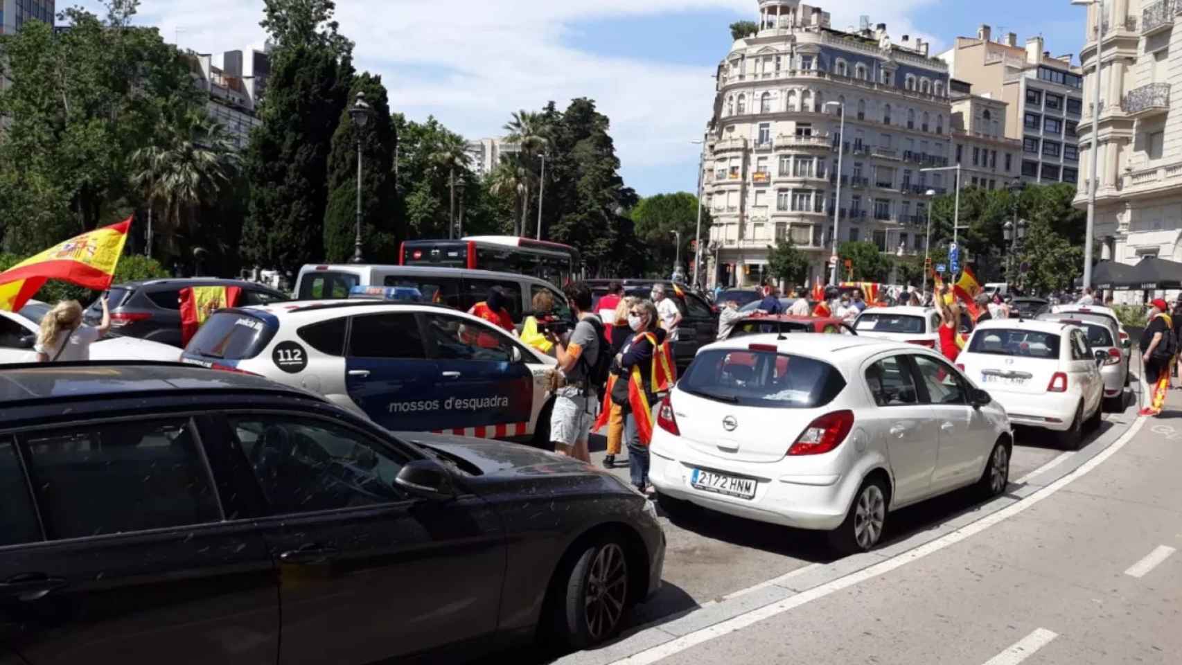 Personas concentradas en la plaza Francesc Macià de Barcelona por la manifestación en coche de Vox / EUROPA PRESS