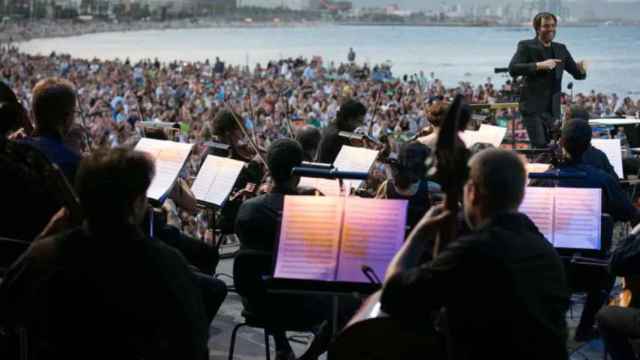 Concierto en playa de la OBC en la playa / EFE