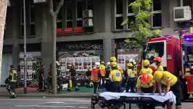 Bomberos y sanitarios del SEM trabajan en el incendio de la calle de Muntaner de Barcelona / TWITTER