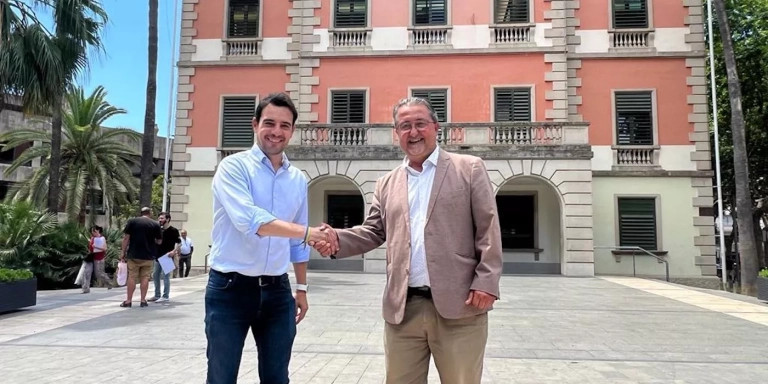 Manu Reyes (PP) con Fernando Cerpa (Som Castelldefels) frente al Ayuntamiento de Castelldefels / PP