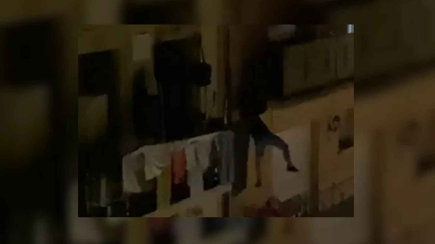 Un ladrón 'spiderman' huyendo por los balcones del Poble-sec de Barcelona / REDES SOCIALES