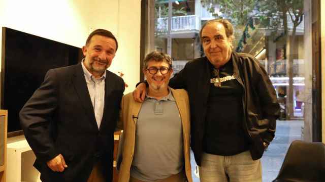Sergio Vila-Sanjuán (I), Manel Manchón y Ramón de España (D) en el debate sobre la cultura barcelonesa / GALA ESPÍN